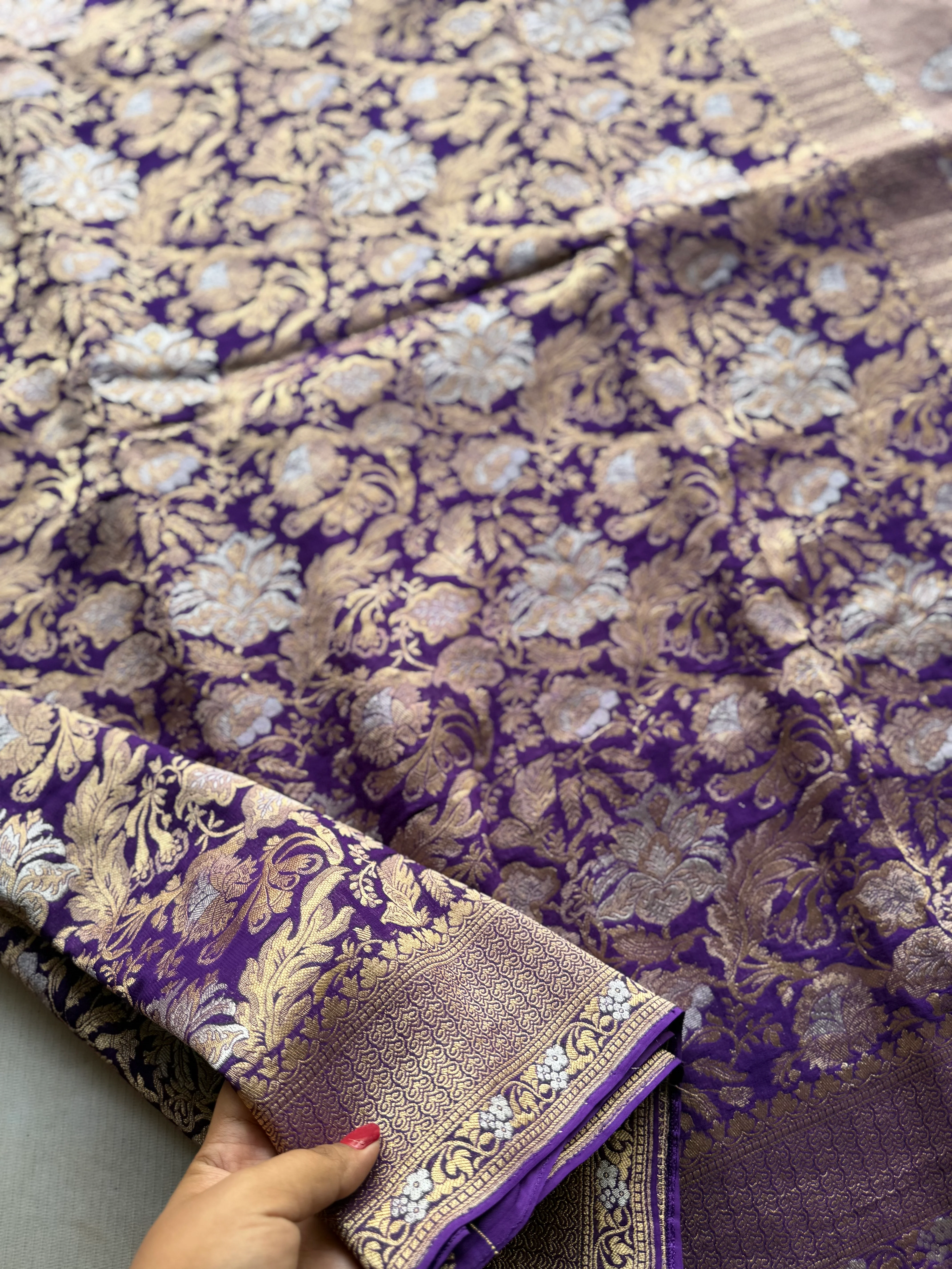 Pure Georgette Antique Banarasi Saree in Royal Wine with Floral Zari Weaving - Image 2